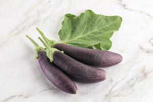 roh reif organisch Aubergine mit Blatt foto