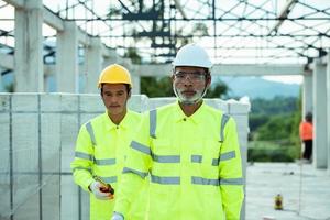 Engineering und Konstruktion mit dem Arbeiter auf der Baustelle foto