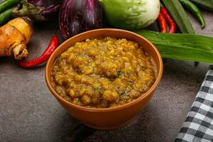 indisch Küche dal tadka Suppe foto