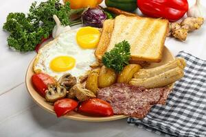 Englisch Frühstück mit Toast, Ei und Würste foto