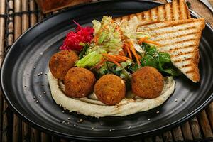 israelisch Falafel mit Hummus mit Brot foto