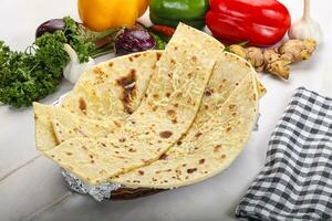 indisch Brot Käse Knoblauch Naan foto