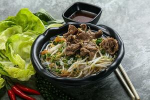 Vietnamesisch traditionell Suppe pho bo mit Rindfleisch foto