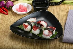 japanisch Küche - - Sushi mit Tintenfisch foto