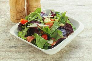 Salat mit Lachs, Mais und Tomate mischen foto