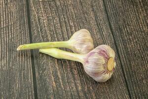 zwei jung Knoblauch Über Hintergrund foto