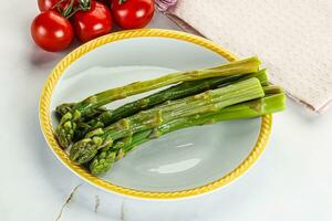 gekocht Spargel im das Teller foto