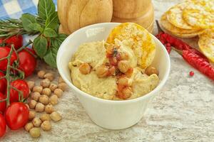 natürlicher Bio-Kichererbsen-Hummus mit Olivenöl foto