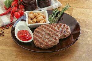 gegrilltes Rindfleisch-Burger-Schnitzel mit Soße foto