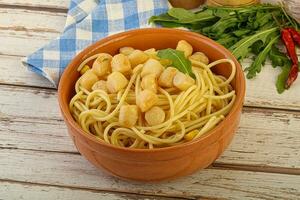 lecker Pasta mit Jakobsmuschel Meeresfrüchte foto