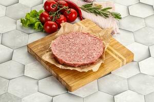 roh Rindfleisch ungekocht Burger Schnitzel foto