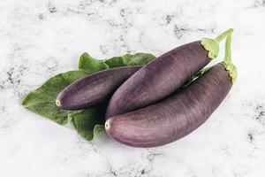 roh reif organisch Aubergine mit Blatt foto