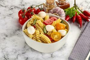 Italienisch Pasta mit Mozzarella und Tomate foto