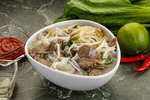 Vietnamesisch Suppe pho bo mit Rindfleisch foto