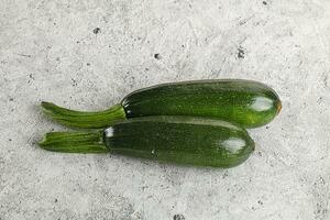 geschnitten roh jung Grün Zucchini foto