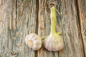 zwei jung Knoblauch Über Hintergrund foto