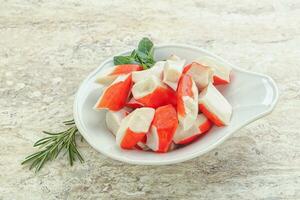 Krabbenfleisch-Surimi in der Schüssel foto