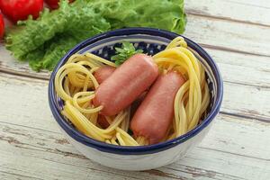 Mini-Würstchen mit Pasta-Spaghetti foto