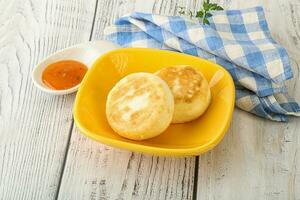 gebackener Käsekuchen mit Fruchtmarmelade foto