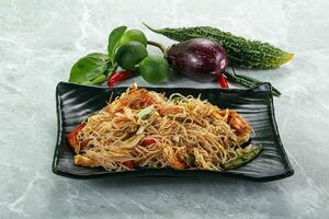 thailändisch würzig Nudeln Salat mit Garnelen foto