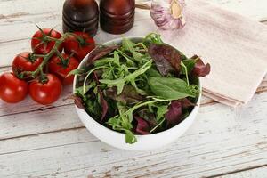 mischen Salat im das Schüssel foto