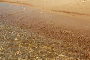 Sand und Kieselsteine Strand mit Welle auf sonnig Tag. Urlaub, reisen, Landschaft. Kopieren Raum foto