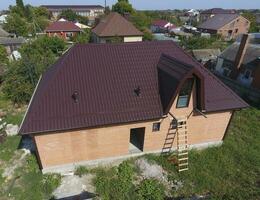 Haus mit ein Neu Metall Dach. das Dach von gewellt Blatt. Überdachung von Metall Profil wellig gestalten foto