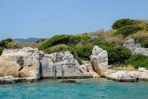 Ruinen von das uralt Stadt von kekova auf das Ufer. foto