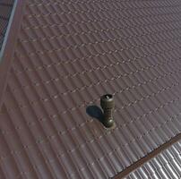 Luft Kanäle auf Metall Dach. das Dach von gewellt Blatt. Überdachung von Metall Profil wellig gestalten foto