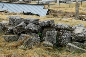 Fragmente von uralt Gebäude, Ruinen von das uralt Stadt von Hierapolis. Stein Blöcke mit Spuren von Stein Bearbeitung. foto