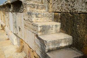 das Schritte von das Amphitheater. Stein Kalkstein und Marmor. uralt Antiquität Amphitheater im Stadt von Hierapolis im Truthahn foto