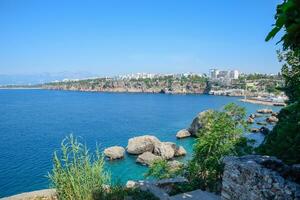 das Küste von Antalya, das Landschaft von Stadt von Antalya ist ein Aussicht von das Küste und das Meer. foto