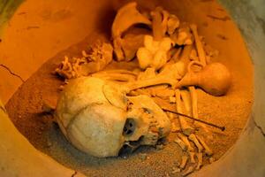 Beerdigung im ein Krug. Antalya Museum, das Ausstellungsstück von Mensch Beerdigung im ein Lehm Krug. foto