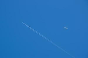 zwei Passagier Flugzeug fliegend nahe. Kondensation Weg foto