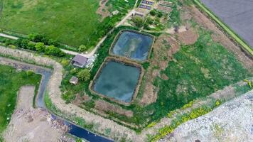 Reinigung Einrichtungen, Abwasser Behandlung Pools. Deponie von Müll draußen das Dorf foto