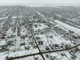 Winter Aussicht von das Vogel Auge Aussicht von das Dorf. das Straßen sind bedeckt mit Schnee foto