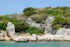 Ruinen von das uralt Stadt von kekova auf das Ufer. foto