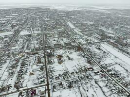 Winter Aussicht von das Vogel Auge Aussicht von das Dorf. das Straßen sind bedeckt mit Schnee foto