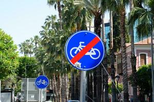 Straße Zeichen Ende von das Fahrrad Weg. Straße im das Stadt von Antalya. foto