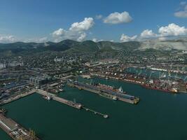 industriell Seehafen, oben Sicht. Hafen Kräne und Ladung Schiffe und Lastkähne. foto