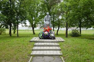 Monument zu das Mutter von ein Soldat warten zum ihr Sohn von das Krieg. Skulptur von ein Unbekannt Autor im das Park von das Dorf von pervomaisky, krasnodar krai, Russland. foto
