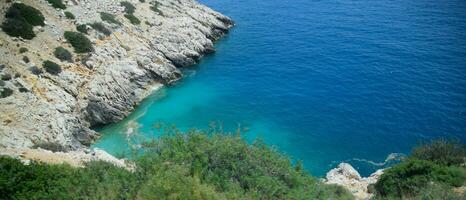 Küste von das Mittelmeer Meer. das Ufer ist zusammengesetzt von Kalkstein und Marmor. foto