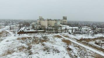 Korn Terminal im das Winter Jahreszeit. schneebedeckt Korn Aufzug im ländlich Bereiche. ein Gebäude zum Trocknen und Speicherung Getreide. foto