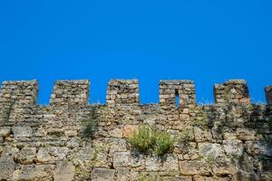 Schlupflöcher von das Kalkstein Mauer. das Festung Mauer von das uralt Festung foto
