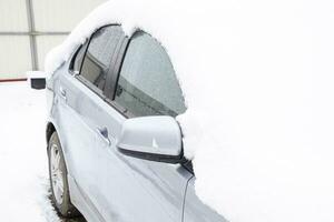 fallen schlafend nass Schnee Wagen. Schneefall von nass Schnee. Schnee Lügen auf das Auto foto