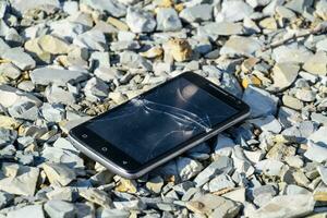 frustriert Telefon auf das Felsen. Glas zerschlagen auf Felsen auf ein sma foto