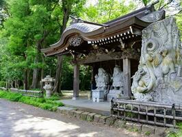 japanisch Wächter Statuen beim das traditionell Straße im Tokyo breit Schuss foto