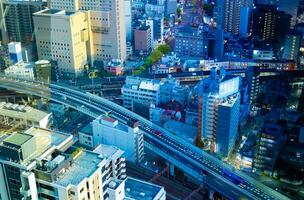 ein geschnitten Zeit Ablauf Fotografie von Panorama Stadtbild in der Nähe von das Eisenbahn im Osaka Tele Schuss foto