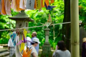 ein Papier Kran schwankend im das Wind beim das traditionell Straße schließen oben foto