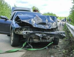 Unfall mit Beteiligung von das Wagen. foto